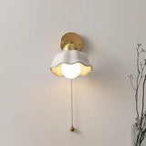 Französische Retro-Wandlampe mit weißen Blumen-Leuchtezauber