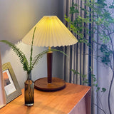 Vintage Plissee-Tischlampe aus Holz-Leuchtezauber