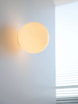 Applique murale LED LumoSphere avec sphère en verre blanc