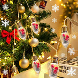 FrostGlobe LED Schneekugel Lichterkette – Mit Weihnachtsbaum & Roten Beeren
