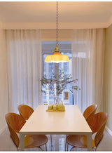 Nordic Bloom Glass Pendant – Lampada a sospensione minimalista in vetro con motivo floreale color crema