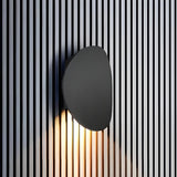 Moderne, elegante Wandleuchte in der Abenddämmerung-Leuchtezauber