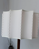 Wabi Sabi Holz-Stehlampe – Minimalistische LED Standlampe