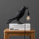 Glücksvogel Tischleuchte aus Kunstharz – Moderne LED Design Tischlampe | Dekorative Ambienteleuchte | Stilvolle Nachttischlampe