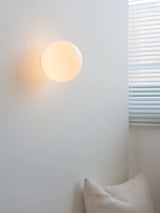 LumoSphere Weiße Glas-Kugel LED Wandleuchte