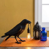 Glücksvogel Tischleuchte aus Kunstharz – Moderne LED Design Tischlampe | Dekorative Ambienteleuchte | Stilvolle Nachttischlampe
