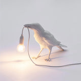 Glücksvogel Tischleuchte aus Kunstharz – Moderne LED Design Tischlampe | Dekorative Ambienteleuchte | Stilvolle Nachttischlampe
