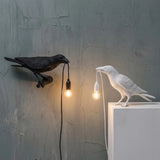 Glücksvogel Tischleuchte aus Kunstharz – Moderne LED Design Tischlampe | Dekorative Ambienteleuchte | Stilvolle Nachttischlampe