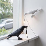 Glücksvogel Tischleuchte aus Kunstharz – Moderne LED Design Tischlampe | Dekorative Ambienteleuchte | Stilvolle Nachttischlampe