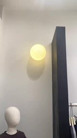 LumoSphere Weiße Glas-Kugel LED Wandleuchte