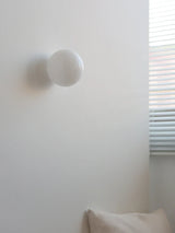 LumoSphere Weiße Glas-Kugel LED Wandleuchte