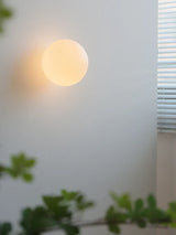 LumoSphere Weiße Glas-Kugel LED Wandleuchte