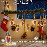 FrostGlobe LED Schneekugel Lichterkette – Mit Weihnachtsbaum & Roten Beeren