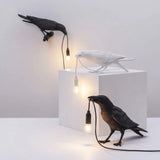 Glücksvogel Tischleuchte aus Kunstharz – Moderne LED Design Tischlampe | Dekorative Ambienteleuchte | Stilvolle Nachttischlampe