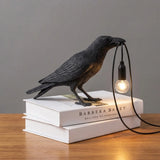 Glücksvogel Tischleuchte aus Kunstharz – Moderne LED Design Tischlampe | Dekorative Ambienteleuchte | Stilvolle Nachttischlampe