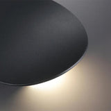 Moderne, elegante Wandleuchte in der Abenddämmerung-Leuchtezauber