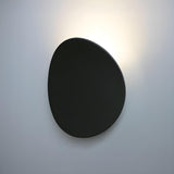 Moderne, elegante Wandleuchte in der Abenddämmerung-Leuchtezauber